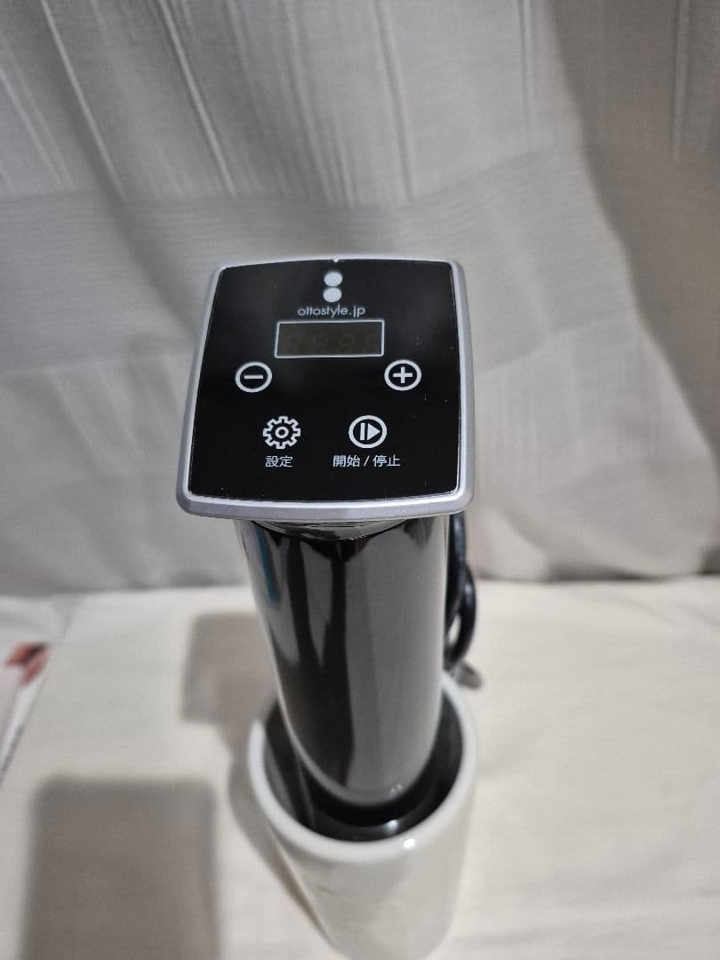 低温調理器とスタンドと本2冊