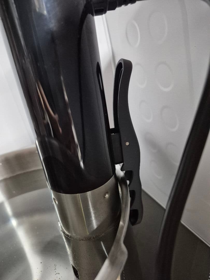 低温調理器とスタンドと本2冊