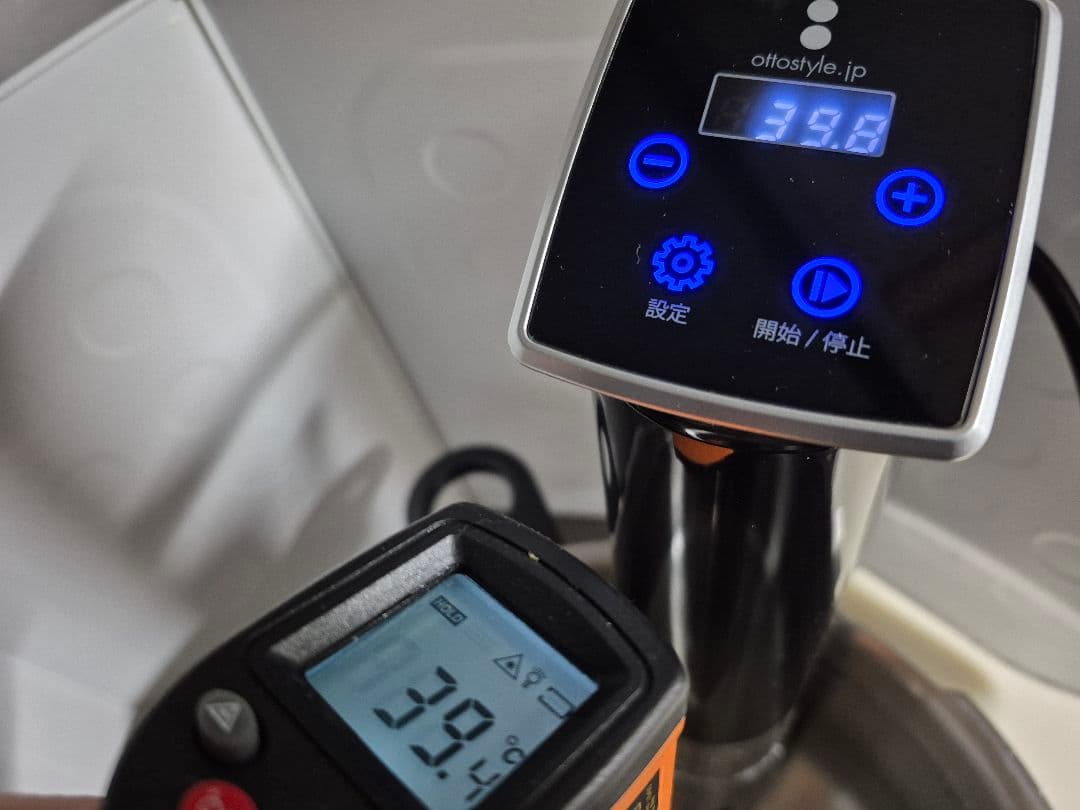 低温調理器とスタンドと本2冊