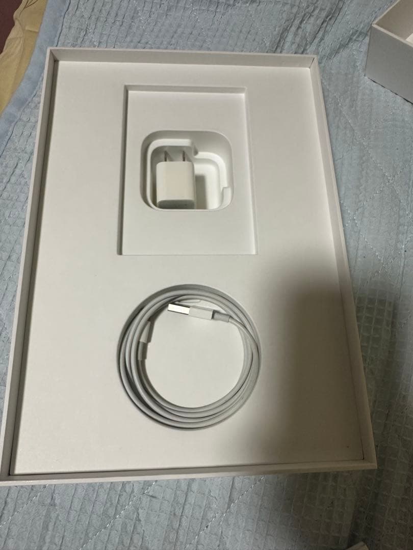 iPad 本体 第７世代 128GB シルバー　箱付き