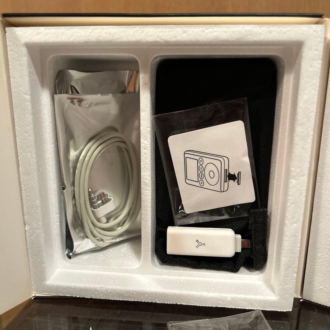 1回使用のみ◆APPLE iPod 40GB ホワイト　専用シリコンカバー付き