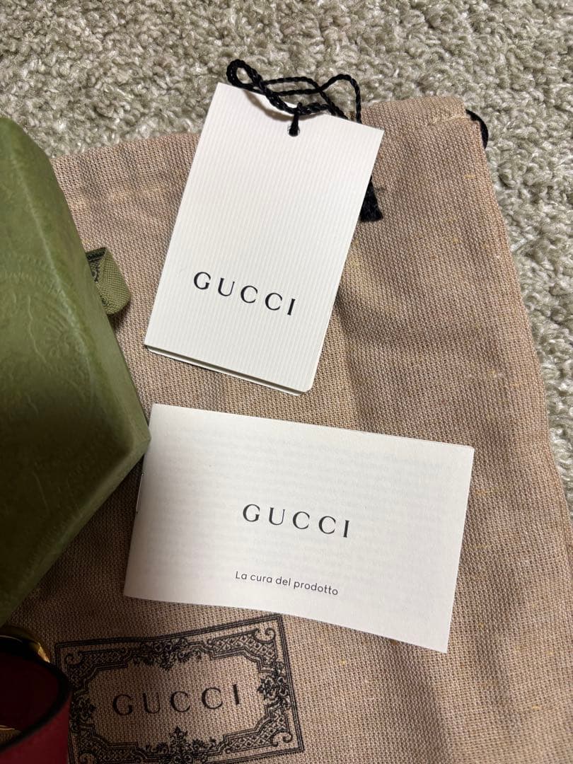 GUCCI レザー 赤い首輪