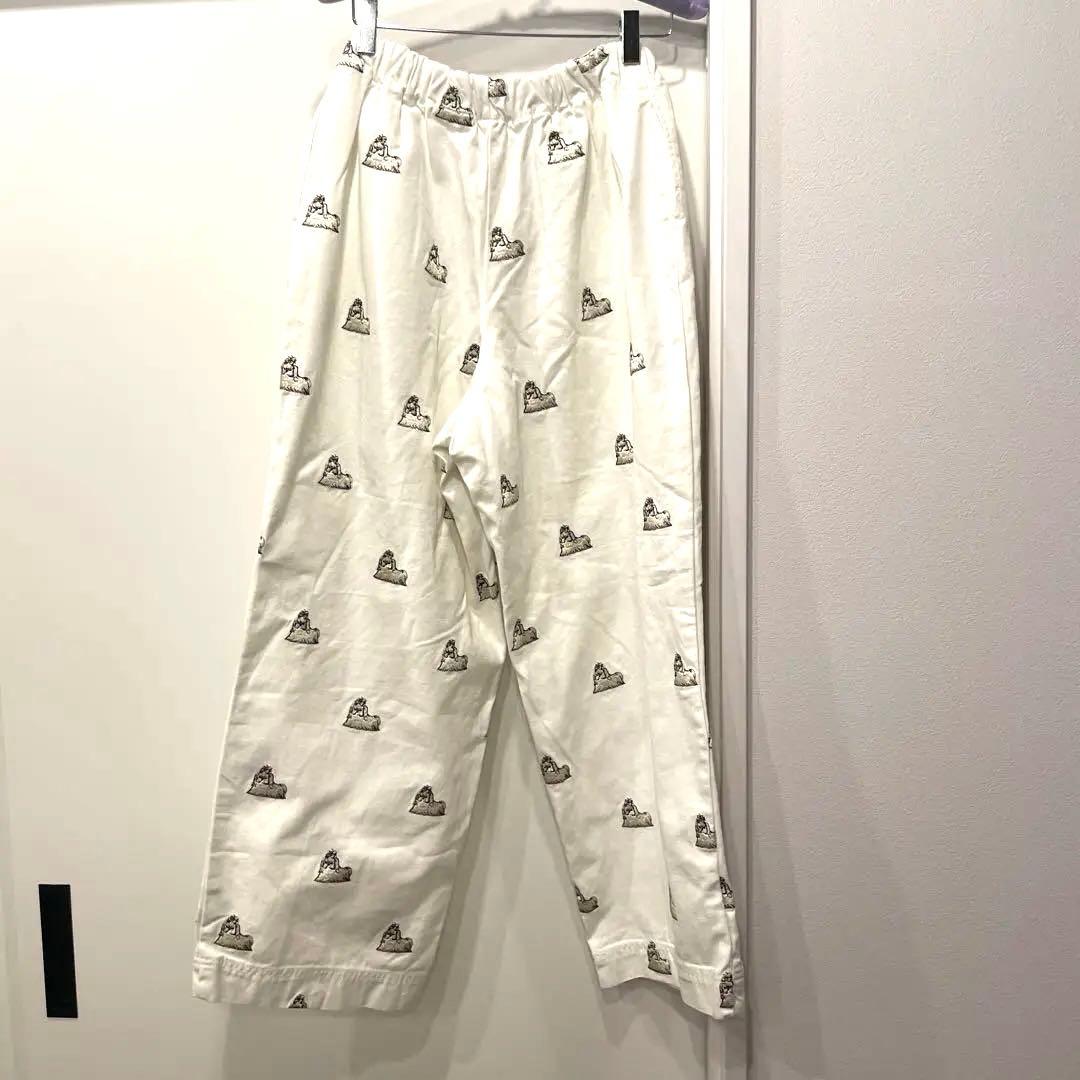 おこりんぼ刺繍 ホワイトカジュアルパンツ