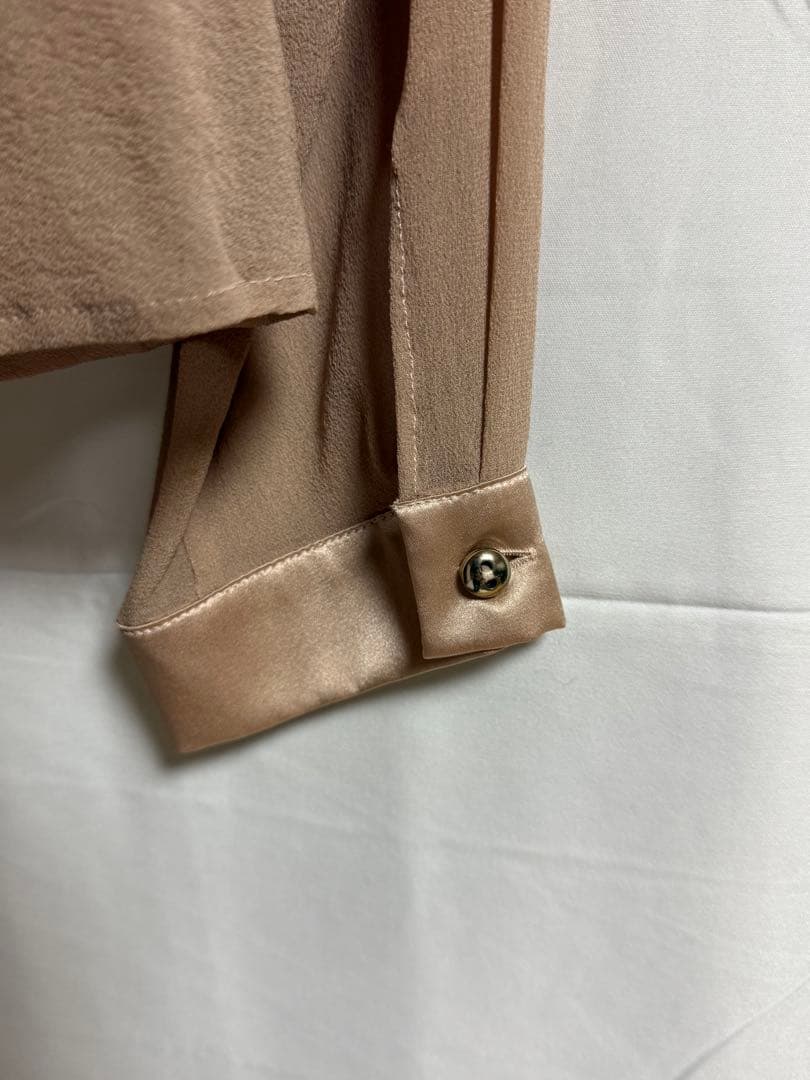 Max Mara ベージュ リボン付き長袖シャツとスリップトップス