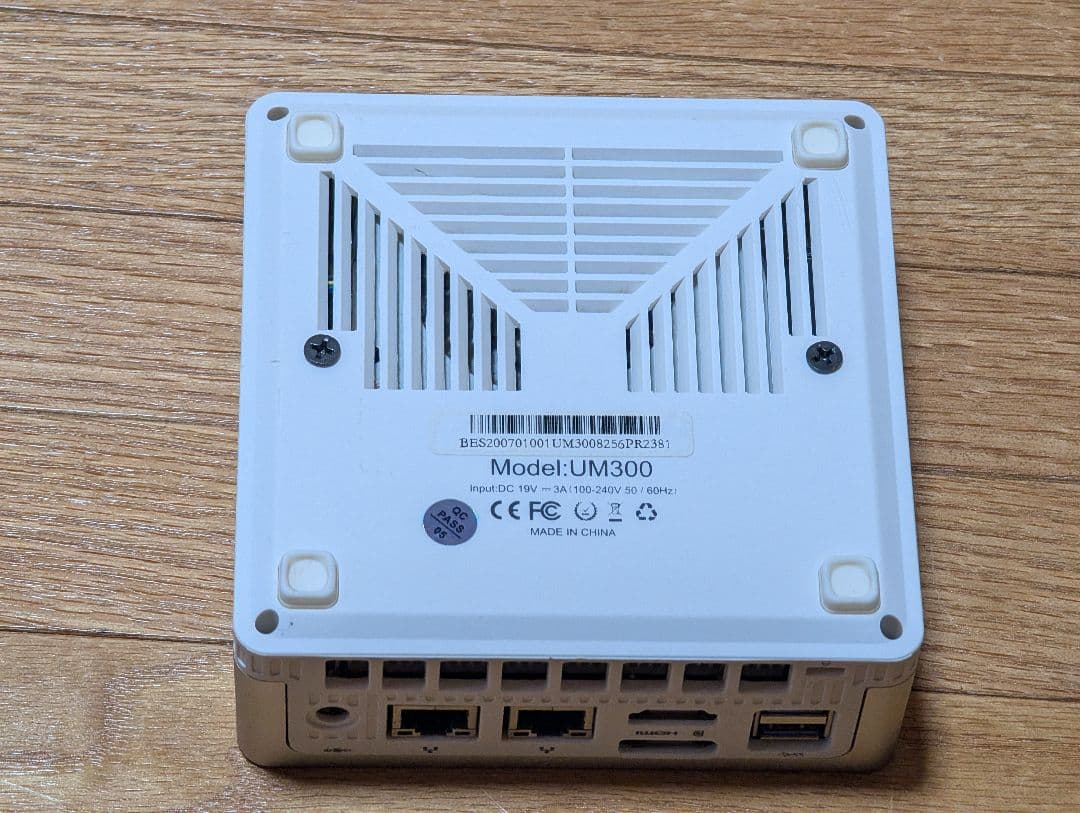 MINISFORUM UM300 ミニPC　AMD Ryzen 3 3300U