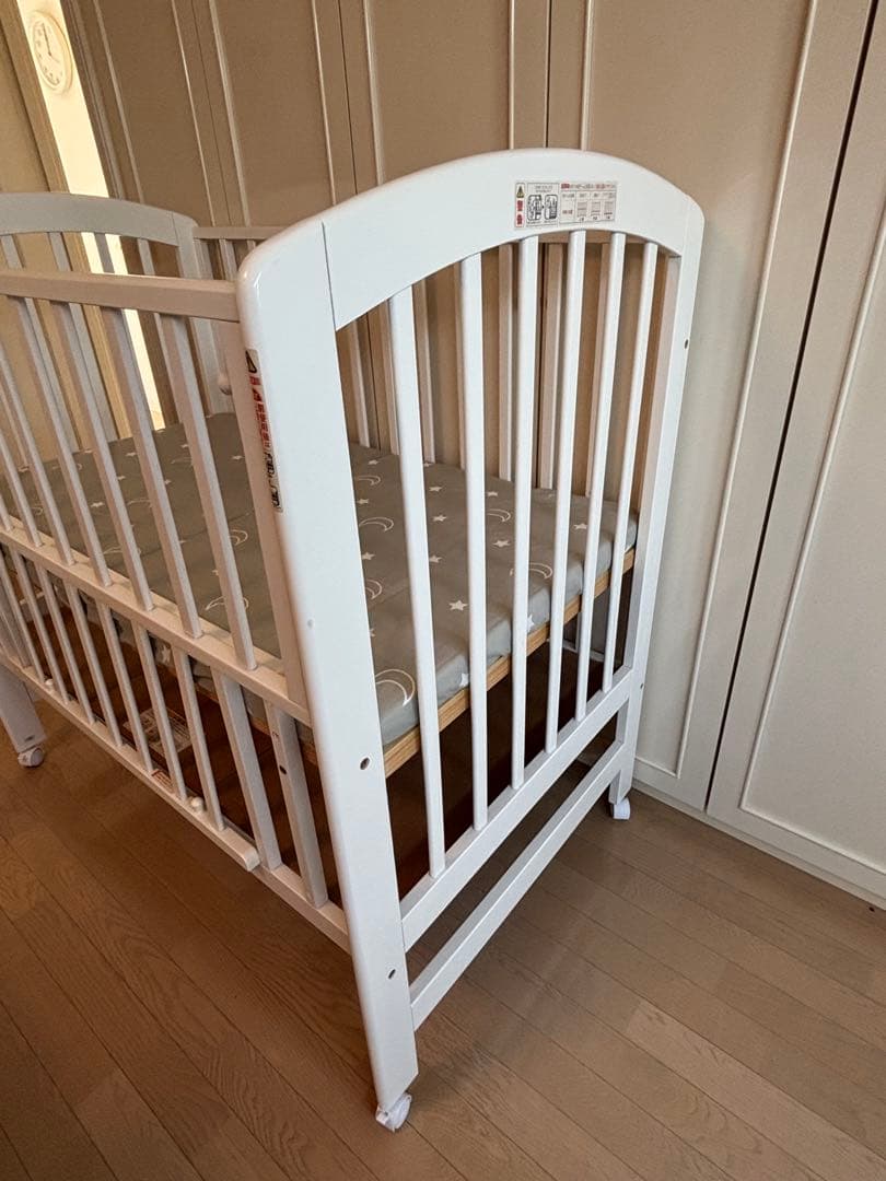 引取限定　KATOJI 木製ベビーベッド ホワイトハイタイプ。マット/寝具全て込