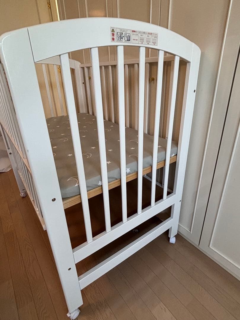 引取限定　KATOJI 木製ベビーベッド ホワイトハイタイプ。マット/寝具全て込