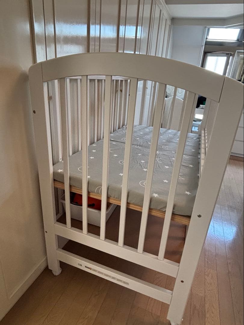 引取限定　KATOJI 木製ベビーベッド ホワイトハイタイプ。マット/寝具全て込