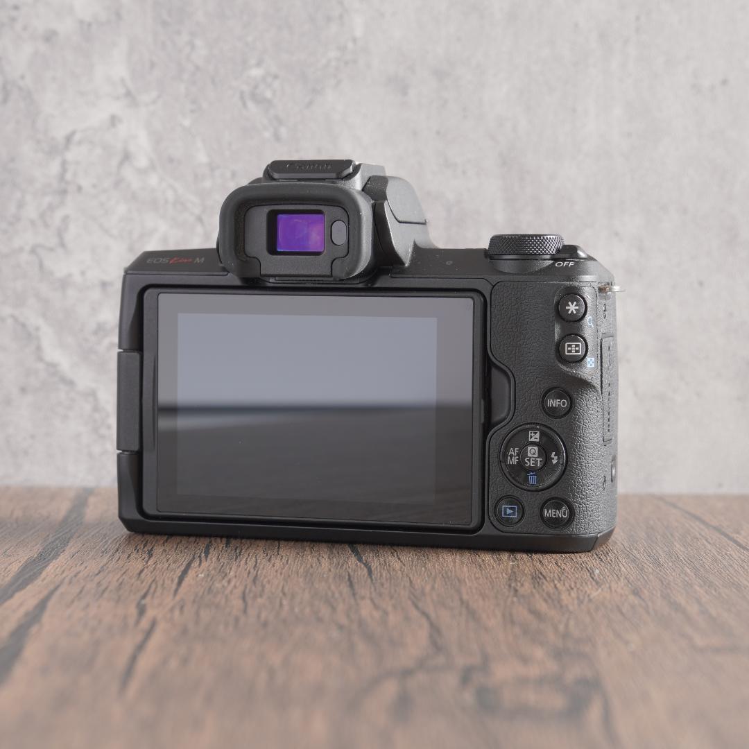 美品✨Wi-Fi✨自撮り✨ブラック✨Canon EOS Kiss M　838-1