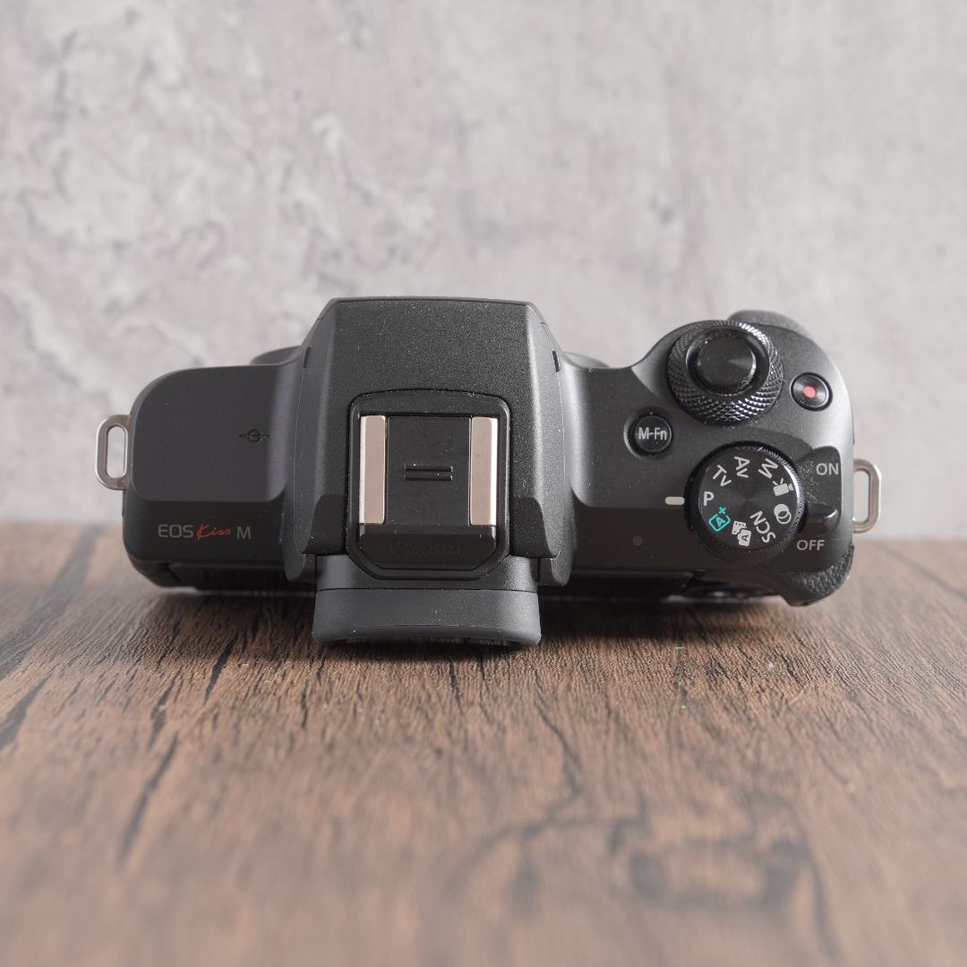 美品✨Wi-Fi✨自撮り✨ブラック✨Canon EOS Kiss M　838-1