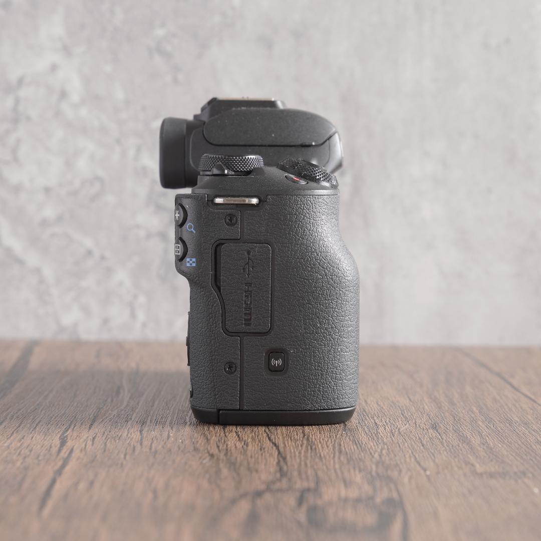 美品✨Wi-Fi✨自撮り✨ブラック✨Canon EOS Kiss M　838-1