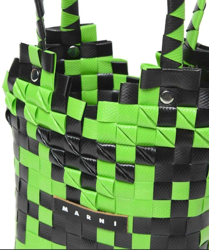 マルニ　MARNI グリーンとブラックのかごバッグ
