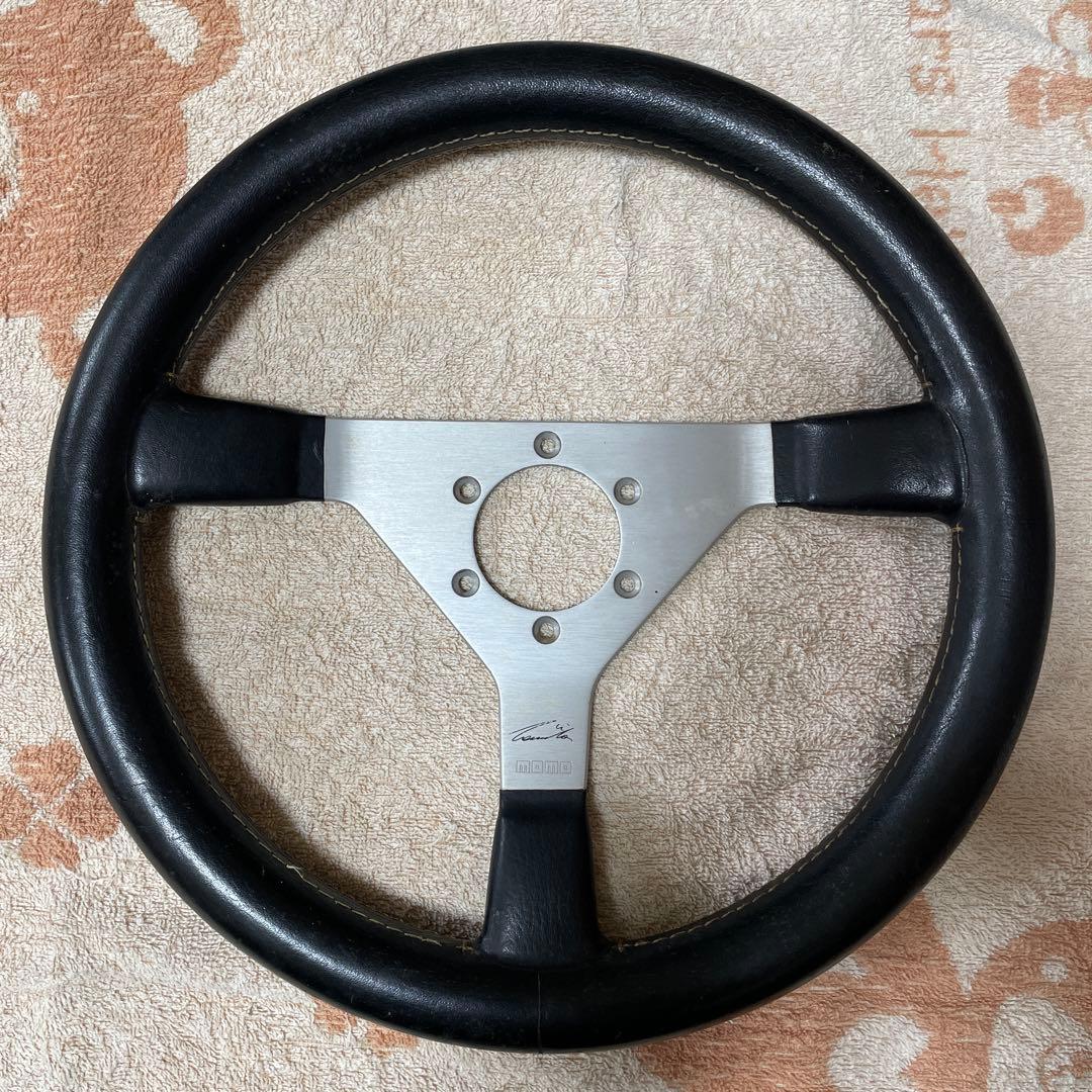 momo ニキラウダステアリング　シルバー　ホーンボタン　ステアリングボス付き