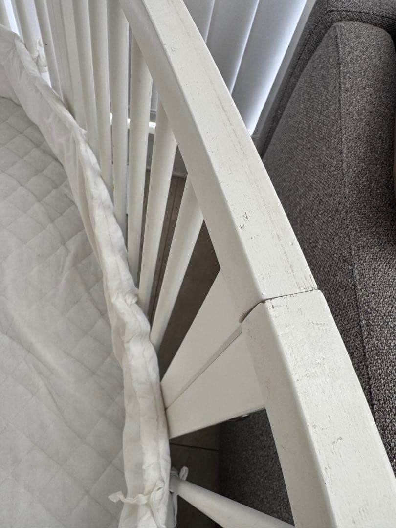 ストッケ　ホワイト楕円形ベビーベッド