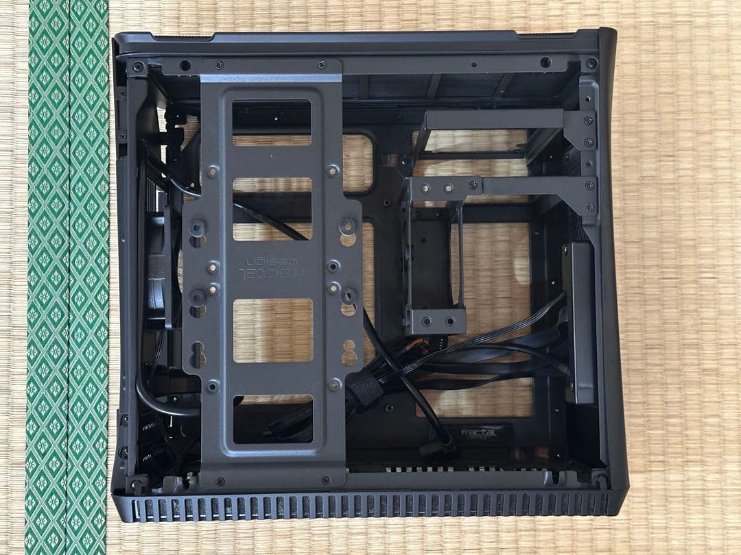 PCケース(自作PC用) Era ITX Carbon - TG (FD-CA-ERA-ITX-BK)