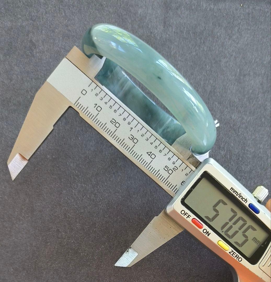 【日本鑑別書:完美】ミャンマー産アイスブルー翡翠のバングル（径57ミリ）8187