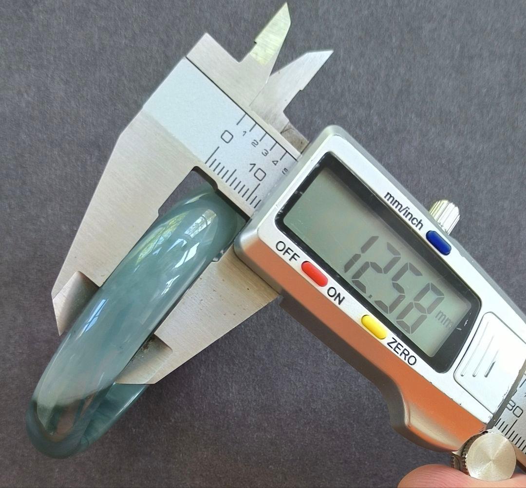 【日本鑑別書:完美】ミャンマー産アイスブルー翡翠のバングル（径57ミリ）8187