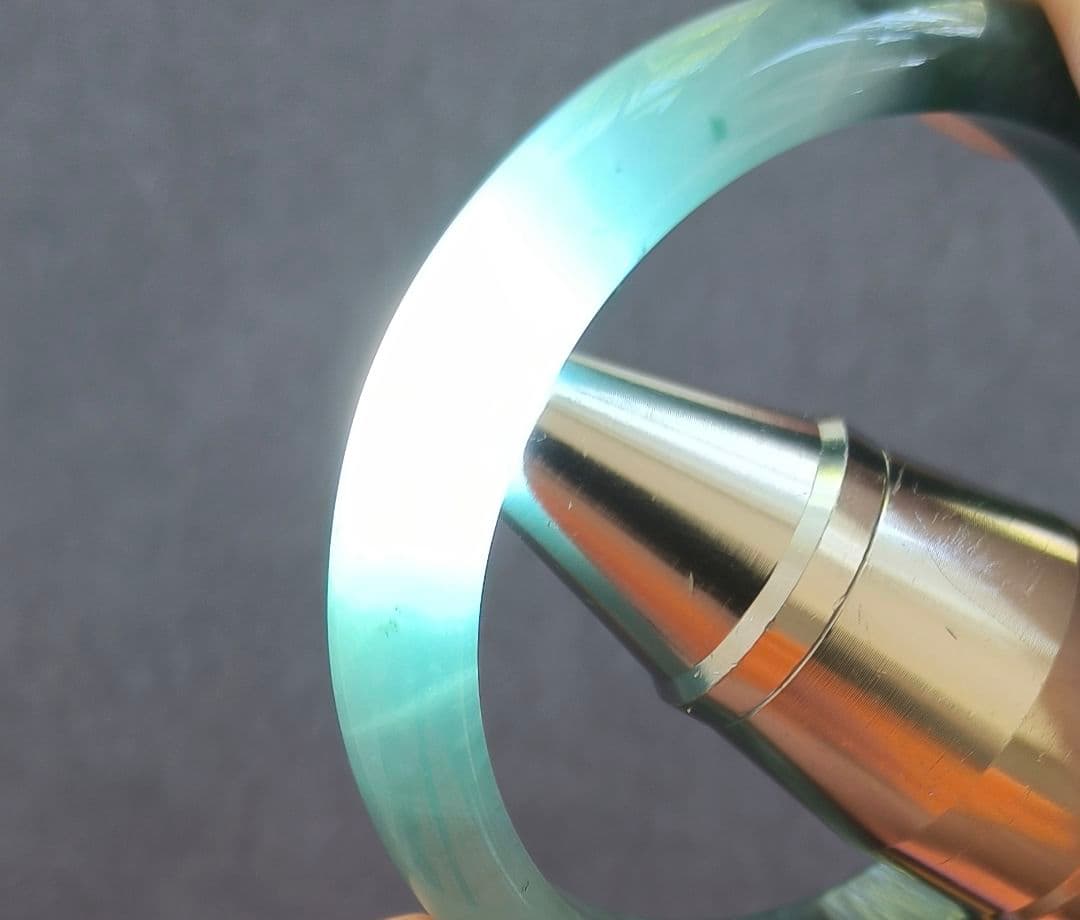 【日本鑑別書:完美】ミャンマー産アイスブルー翡翠のバングル（径57ミリ）8187