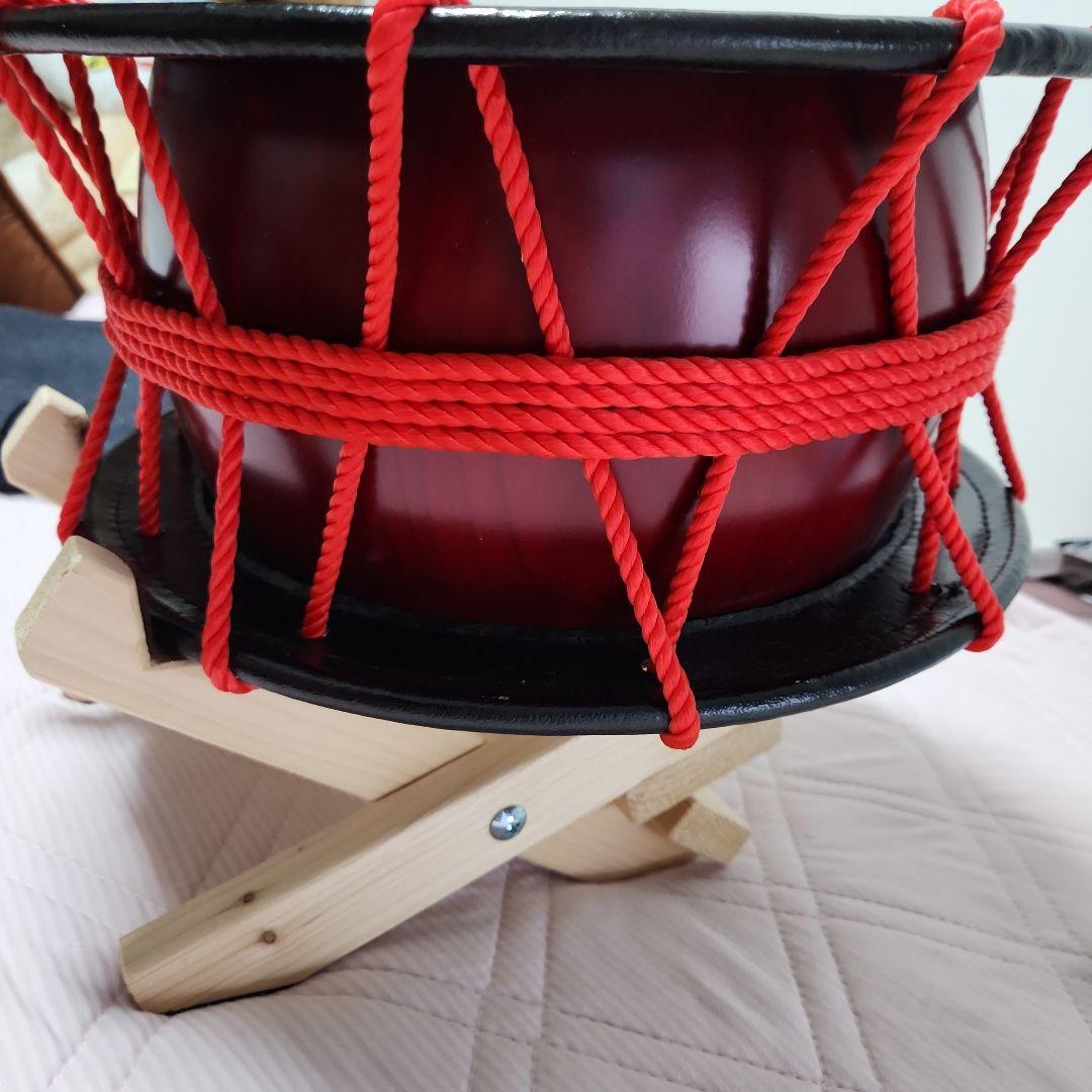 黒と赤の円形和太鼓、スタンド付き