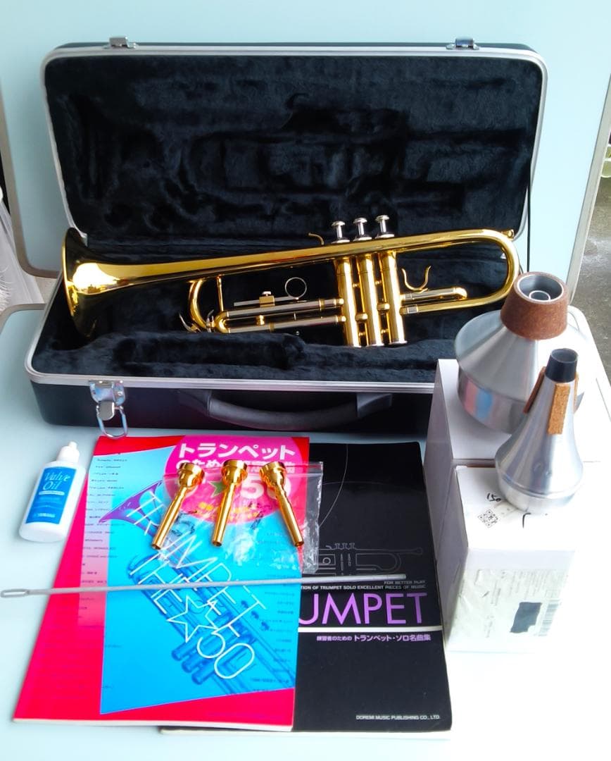 「トランペット＆ケース・マウスピース３種類・ミュート２種類・楽譜２冊」のセット