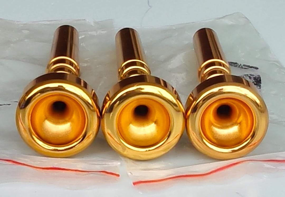 「トランペット＆ケース・マウスピース３種類・ミュート２種類・楽譜２冊」のセット