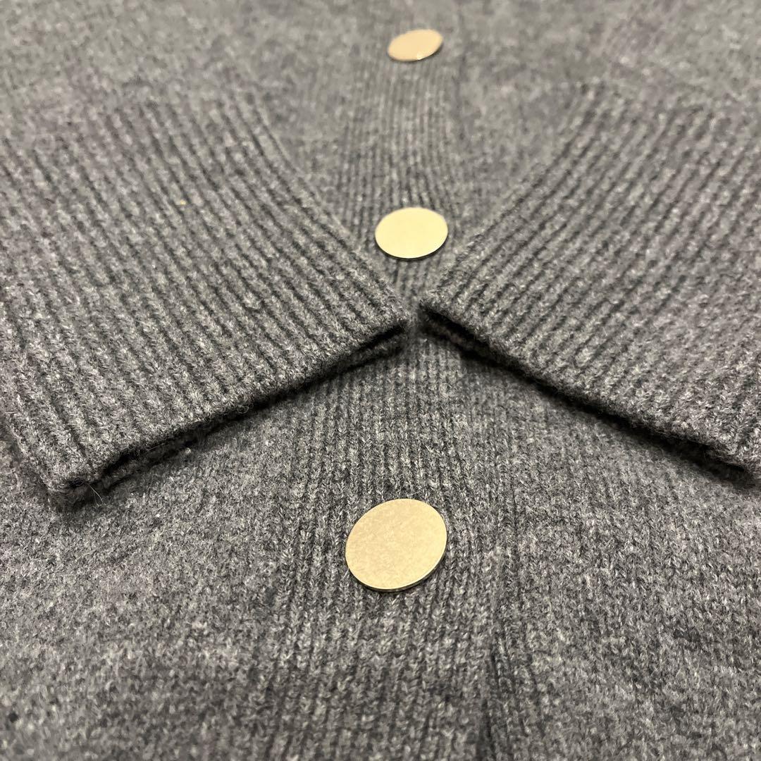 お値引き❣️美品✨conte vネックカーディガン　ニット　　メタルボタン　グレー