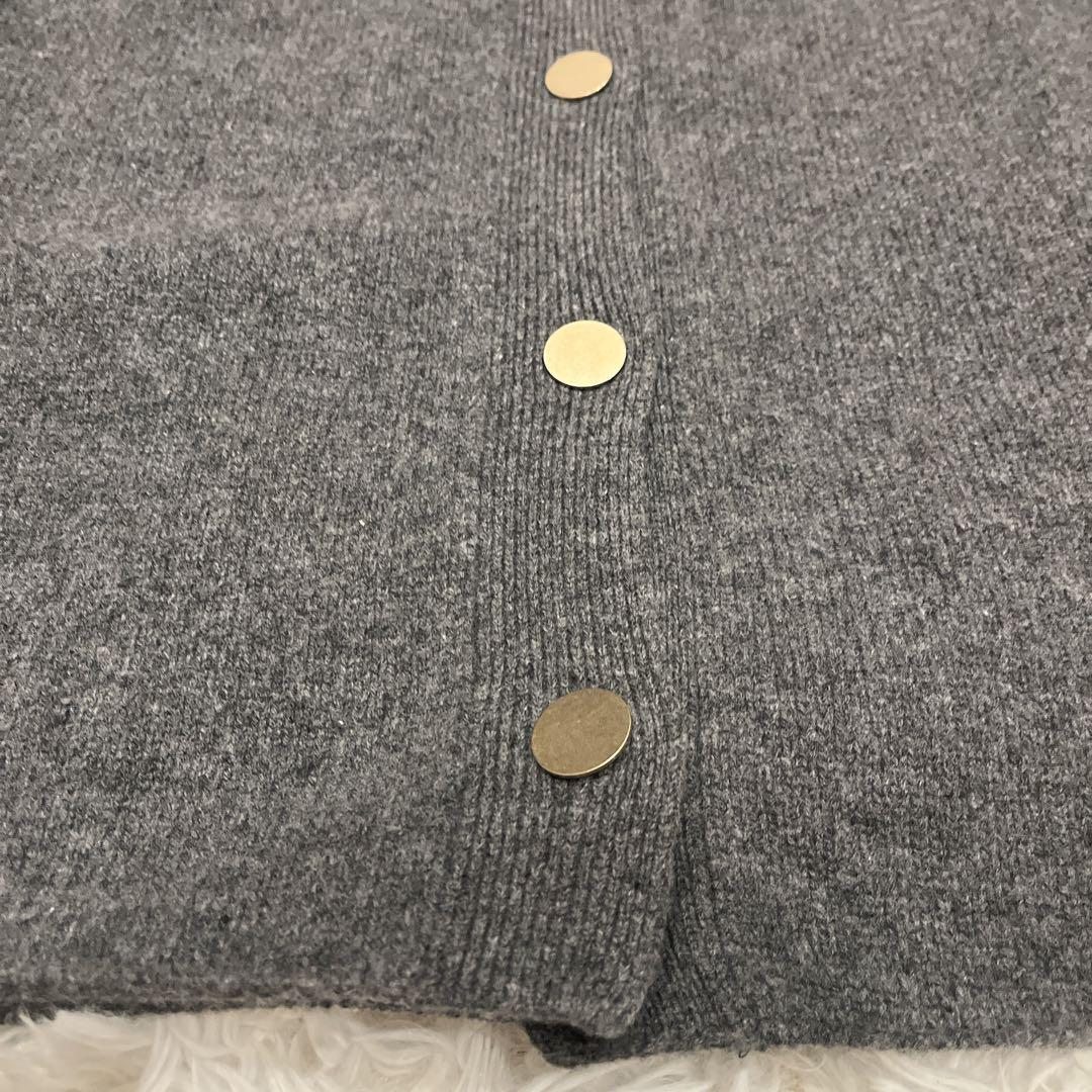 お値引き❣️美品✨conte vネックカーディガン　ニット　　メタルボタン　グレー
