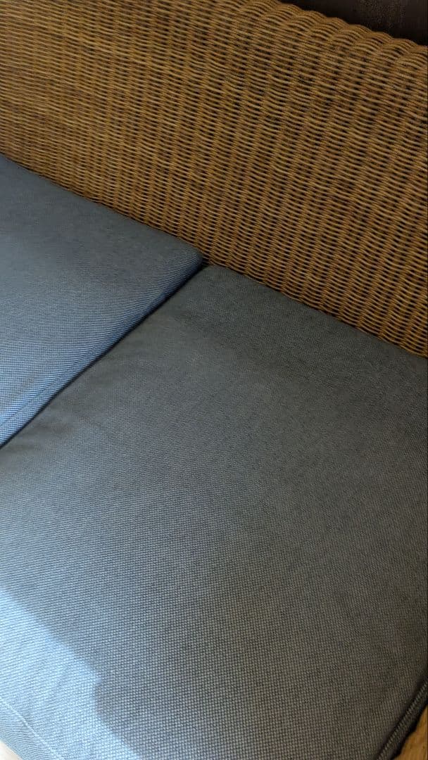 ラタンと布の2人掛けソファ