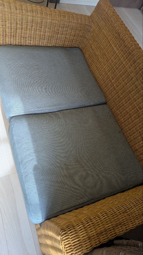 ラタンと布の2人掛けソファ