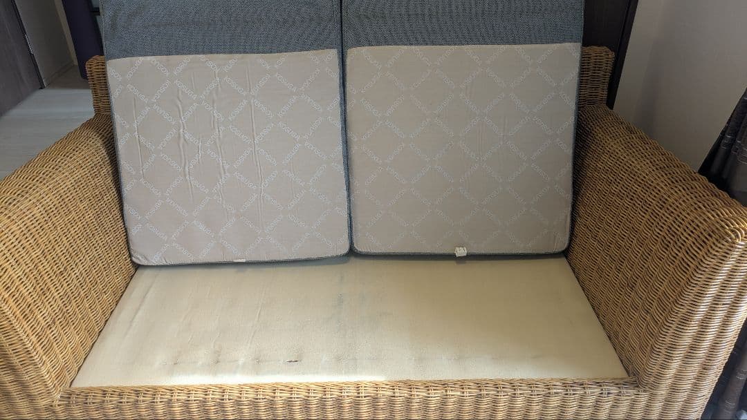 ラタンと布の2人掛けソファ