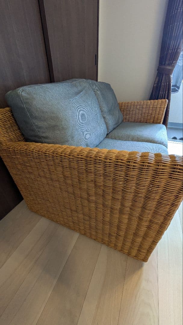 ラタンと布の2人掛けソファ