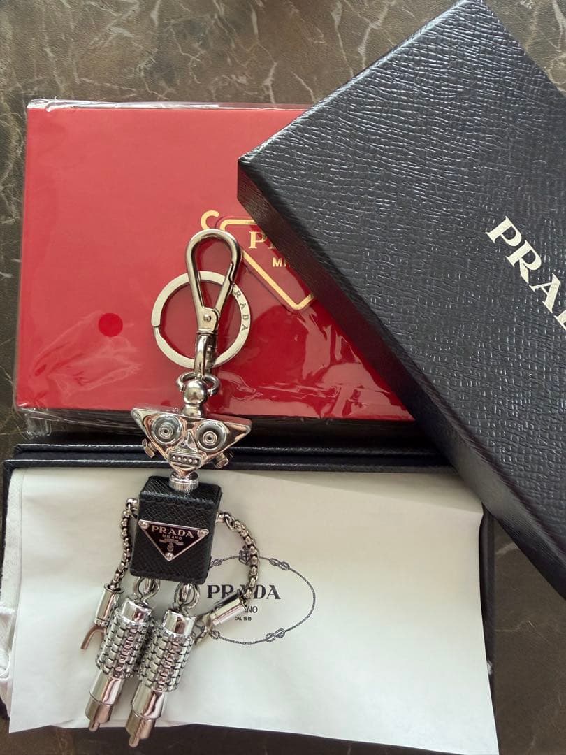 カテナチオ様　PRADAキーリングロボットおまけ付き