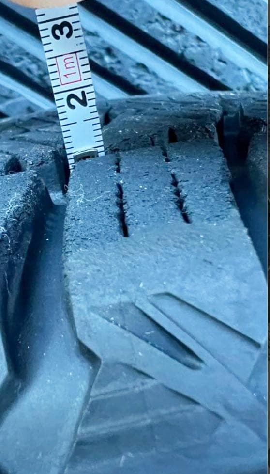 美品 ハリアー80 4本 スタッドレス 18インチ ブリザック 1シーズン使用