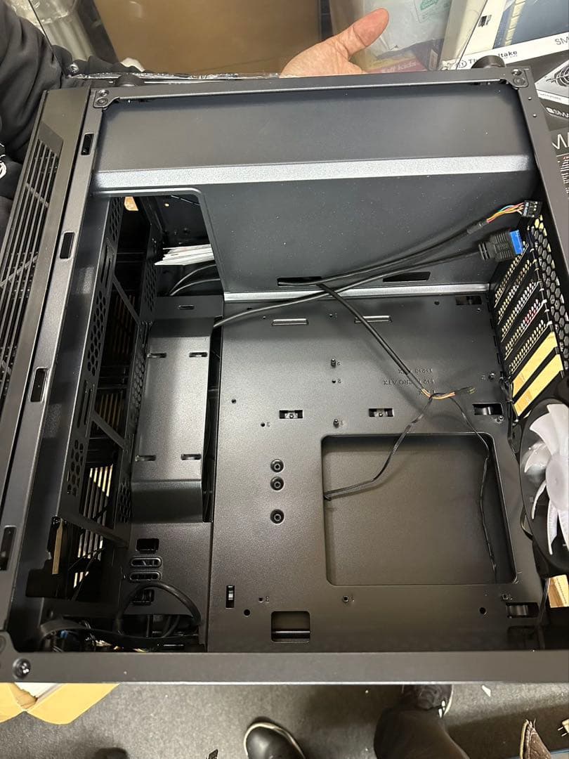 MSI 赤龍MAG VAMPIRIC 010X ミドルタワー 強化ガラスケース