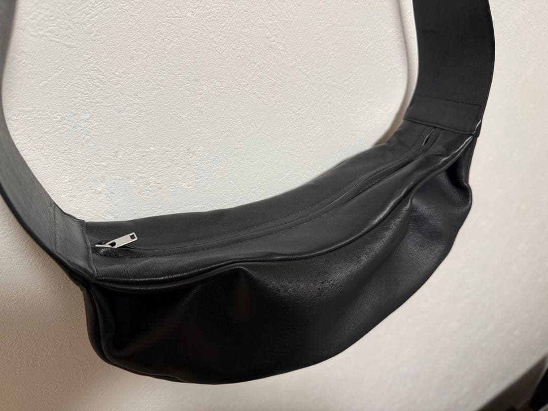 COS レザープリーツベルトバッグ ブラック