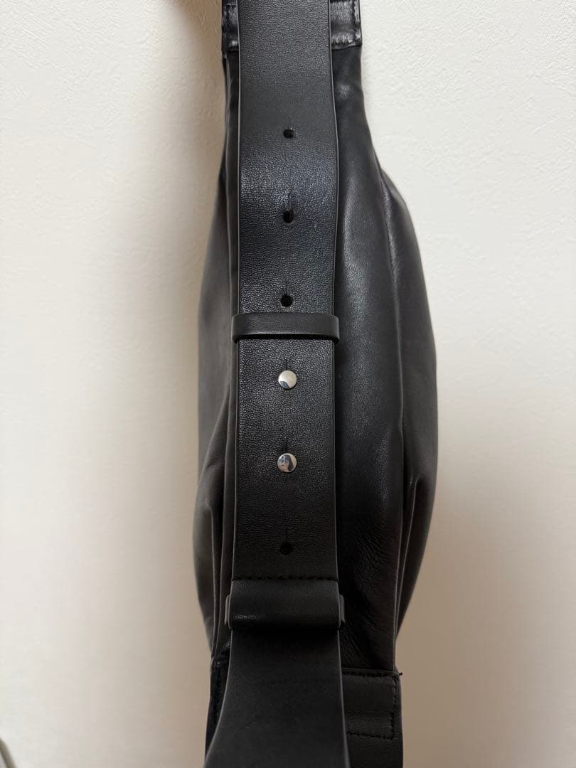 COS レザープリーツベルトバッグ ブラック