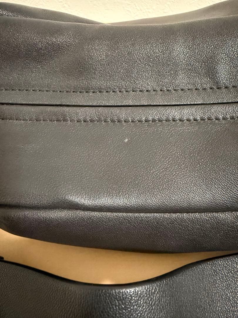 COS レザープリーツベルトバッグ ブラック