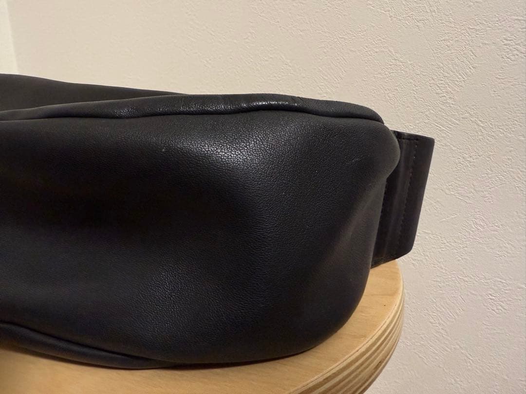 COS レザープリーツベルトバッグ ブラック