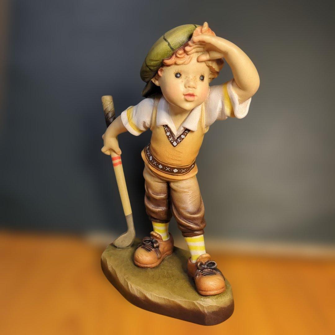 イタリア　アンリ社　木彫りの人形 ゴルフ少年　という作品