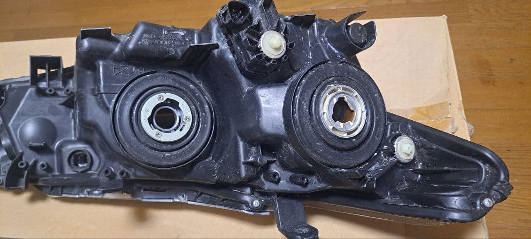S*n様 TOYOTA カローラアクシオ 左へッドライト　koito 12-59