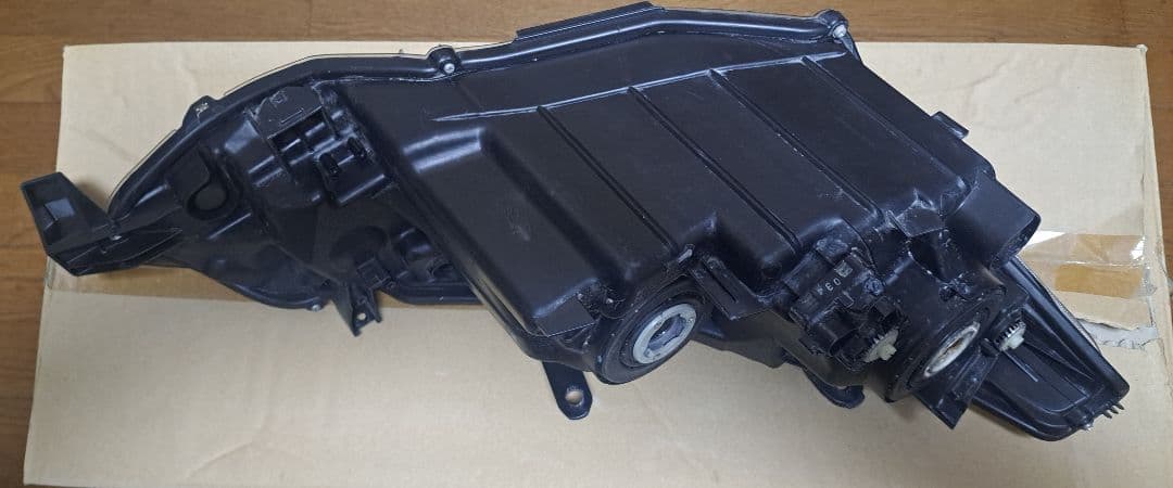 S*n様 TOYOTA カローラアクシオ 左へッドライト　koito 12-59