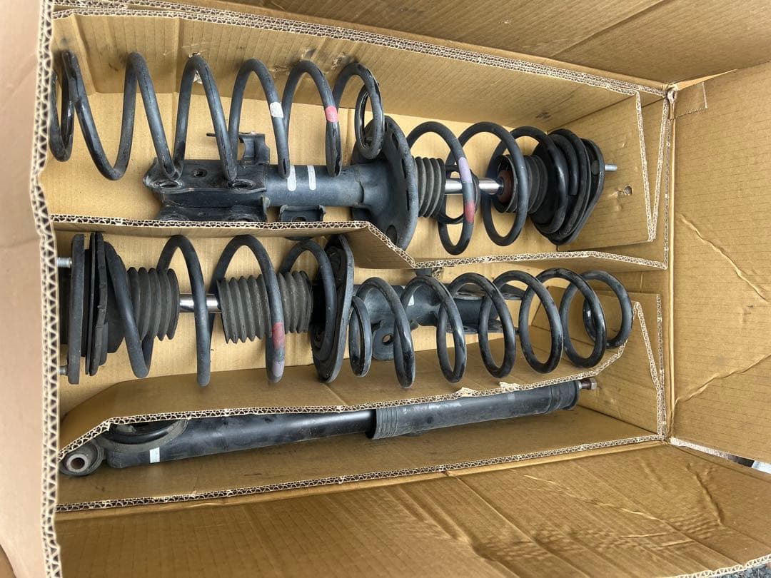 【即購入可】30プリウス 純正サス 1台分