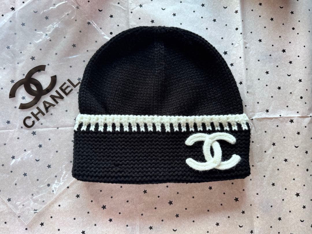 CHANEL ニット帽 黒 ロゴ刺繍　かわいい　シャネル帽子