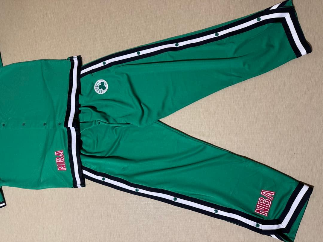 NBA セルティックスのウォームアップジャージ。かなりカッコいいです！