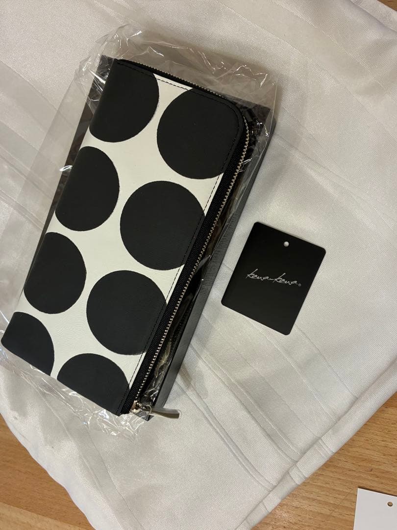 カワカワ　長財布L字ファスナー、ドット柄ホワイトブラック　新品未使用