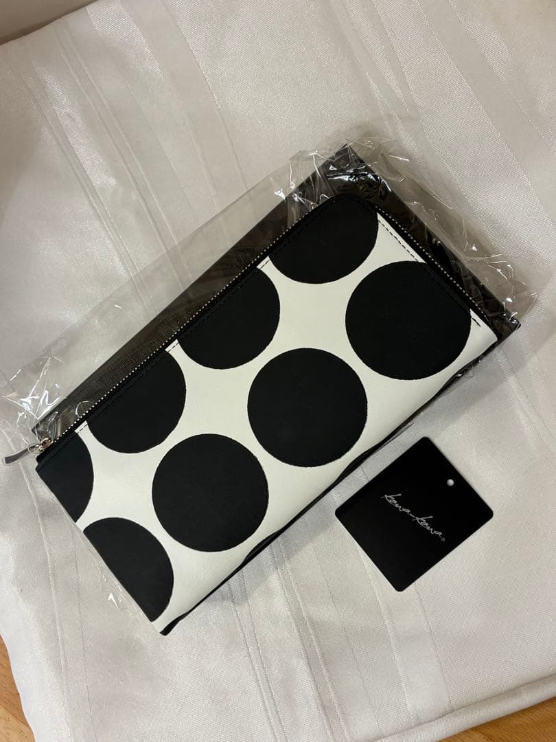 カワカワ　長財布L字ファスナー、ドット柄ホワイトブラック　新品未使用