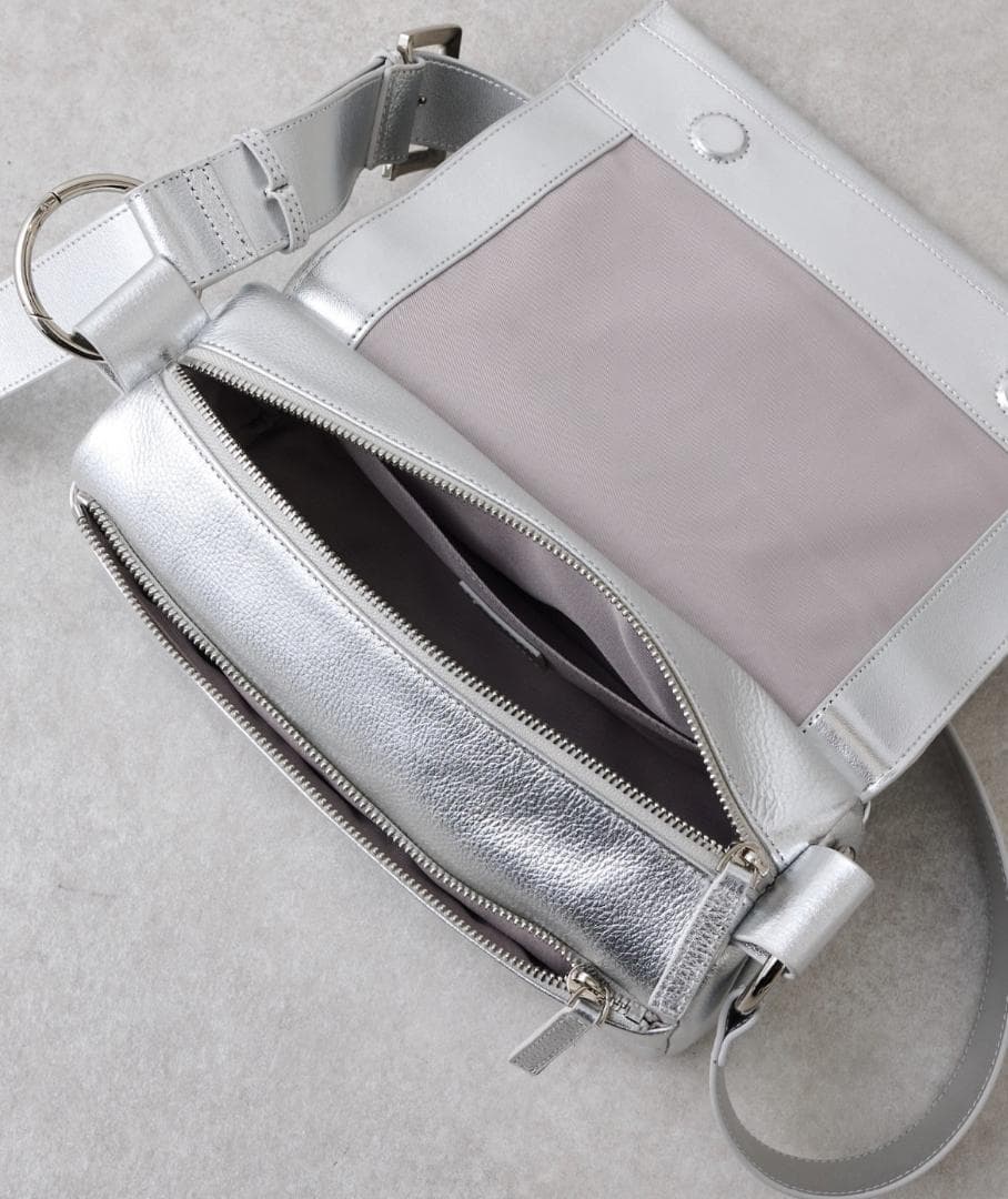 ★min0000さま専用★【新品タグ付】ビアズリー レザーボディバッグ シルバー