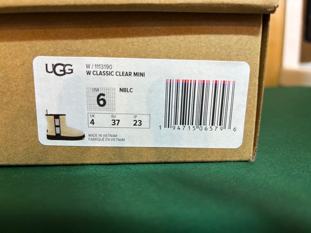 未使用UGG CLASSIC CREAR MINIブーツ アグ　クラッシック