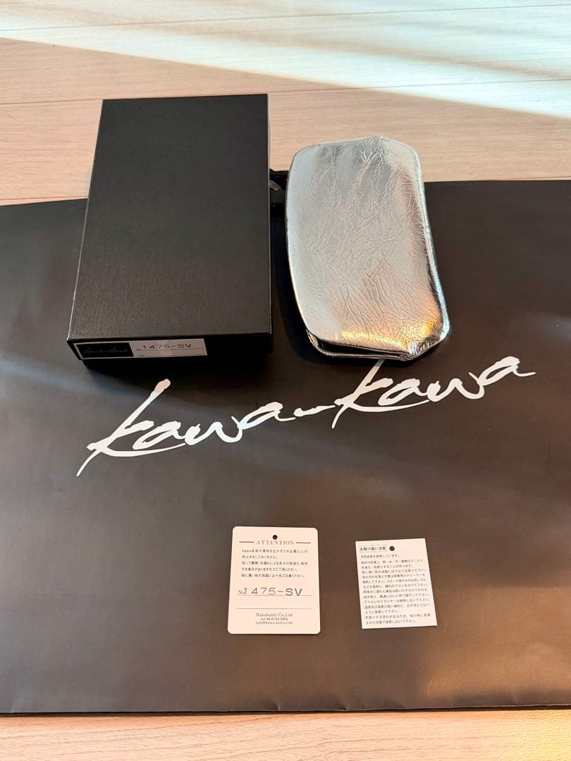 新品カワカワ☆レディース長財布♪シルバー！本革です★定価39,800円です！