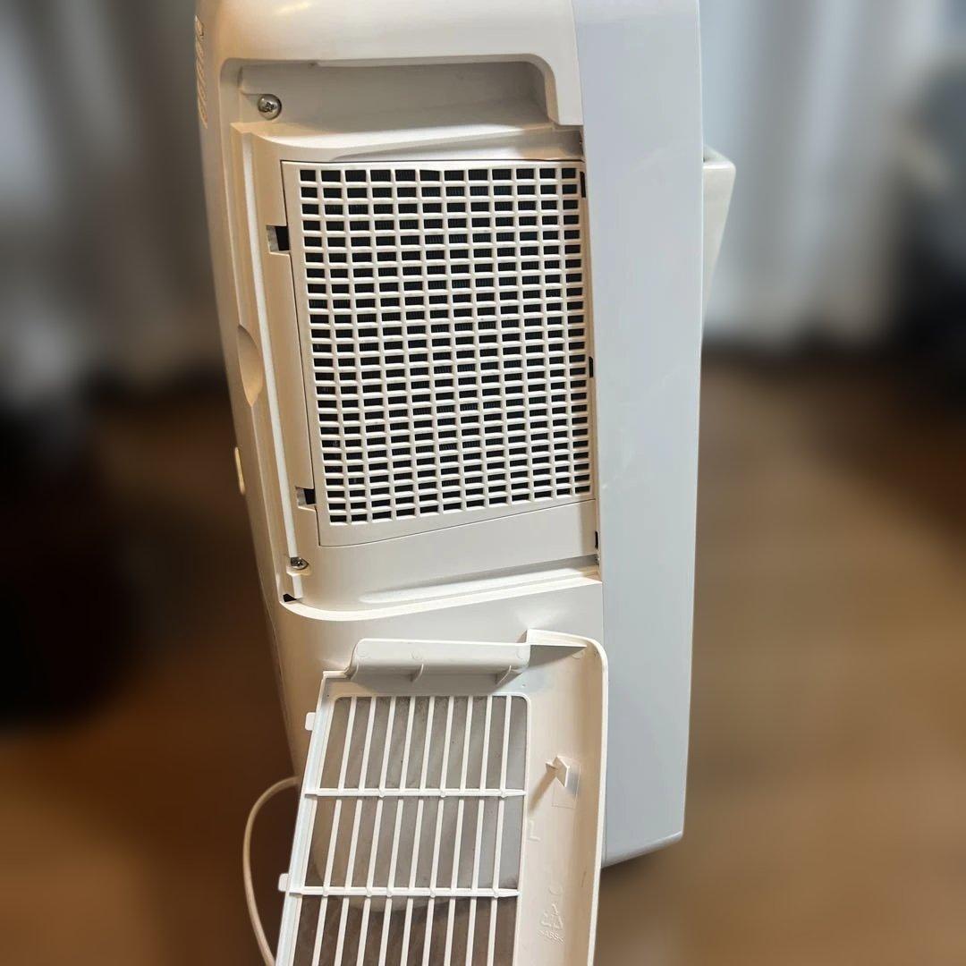 ま*こ様 SHARP シャープ　衣類除湿乾燥機　CM-L100 ホワイト　202